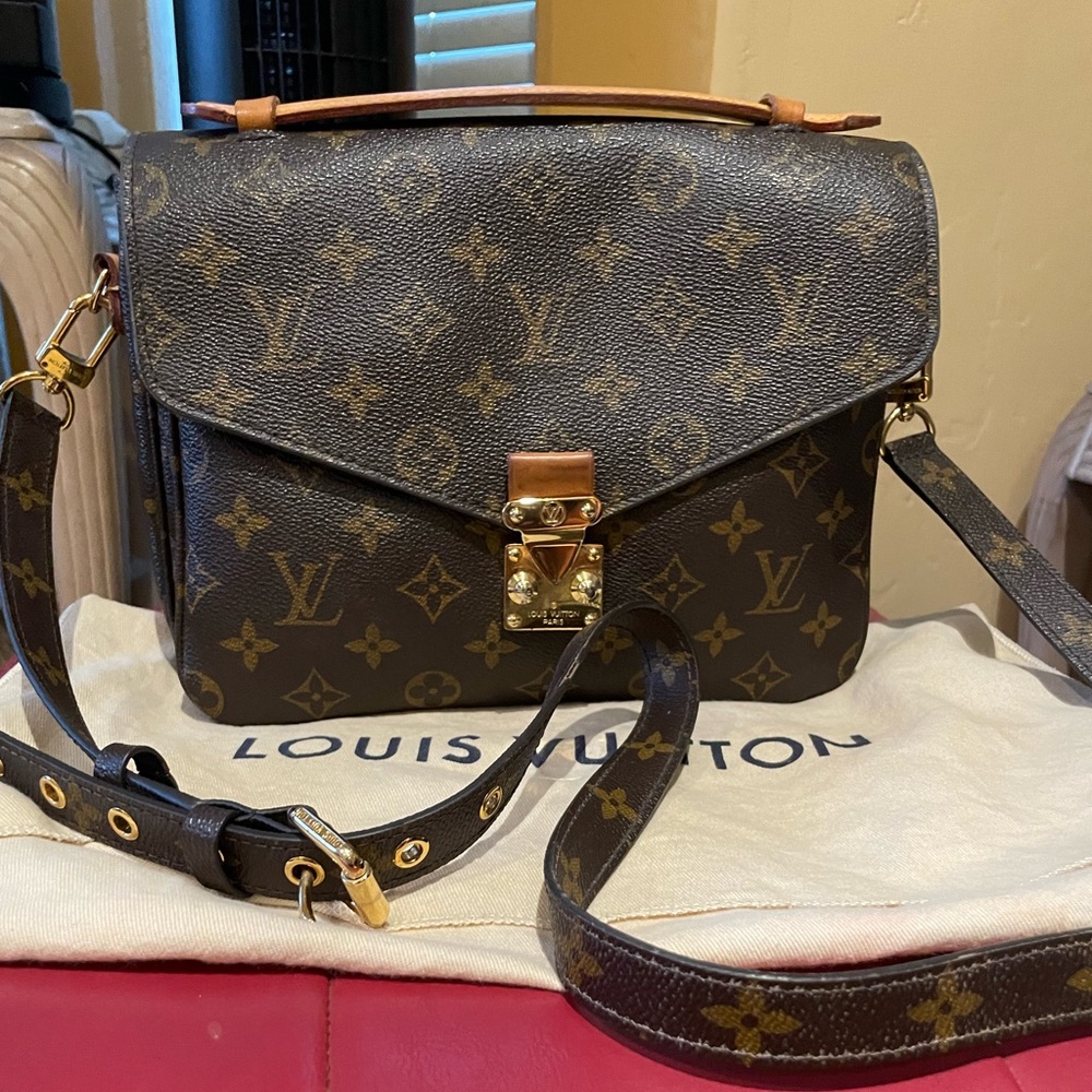 Louis Vuitton Pochette metis.